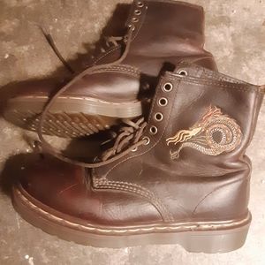 RARE, Vtg Doc Martens with embroidered dragon. UK5 7 extra shoelaces included